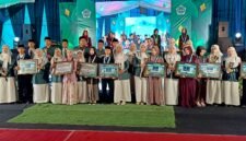 Ket foto. Wisuda siswa siswi Yayasan Shirotul Fuqoha' terbaik saat menerima penghargaan