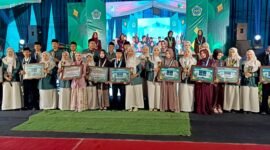Ket foto. Wisuda siswa siswi Yayasan Shirotul Fuqoha' terbaik saat menerima penghargaan
