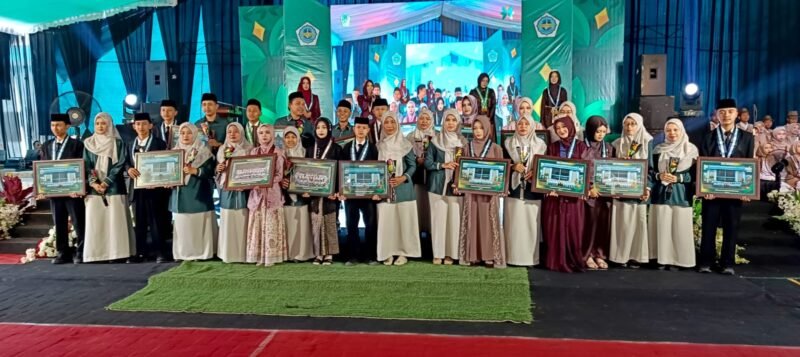 Ket foto. Wisuda siswa siswi Yayasan Shirotul Fuqoha' terbaik saat menerima penghargaan