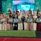 Ket foto. Wisuda siswa siswi Yayasan Shirotul Fuqoha' terbaik saat menerima penghargaan