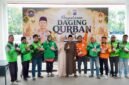 Kapolres Pasuruan, AKBP Harto Agung Cahyono Bersama Istri Foto Bareng Bersama Driver Ojol Penerima Daging Qurban