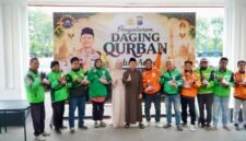 Kapolres Pasuruan, AKBP Harto Agung Cahyono Bersama Istri Foto Bareng Bersama Driver Ojol Penerima Daging Qurban