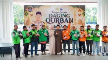 Kapolres Pasuruan, AKBP Harto Agung Cahyono Bersama Istri Foto Bareng Bersama Driver Ojol Penerima Daging Qurban