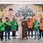 Kapolres Pasuruan, AKBP Harto Agung Cahyono Bersama Istri Foto Bareng Bersama Driver Ojol Penerima Daging Qurban
