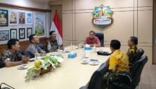Kepala Dinas Pendidikan Jawa Timur, Aries Agung Paewai Menerima Panitia Pelantikan Dan FGD Serta Beberapa Pengurus JMSI Jatim di Kantornya
