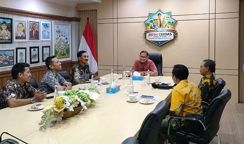 Kepala Dinas Pendidikan Jawa Timur, Aries Agung Paewai Menerima Panitia Pelantikan Dan FGD Serta Beberapa Pengurus JMSI Jatim di Kantornya