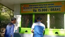 Ket foto. Loket tiket masuk menuju Pantai Ngliyep sebelum ada pemisahan 