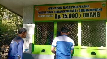 Ket foto. Loket tiket masuk menuju Pantai Ngliyep sebelum ada pemisahan 