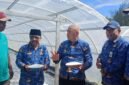 Ket foto. Bupati Malang, HM Sanusi didampingi Kepala Dinas Perikanan Victor Sembiring dan Kepala Desa Sumberoto Donomulyo saat panen garam tunel 