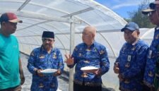 Ket foto. Bupati Malang, HM Sanusi didampingi Kepala Dinas Perikanan Victor Sembiring dan Kepala Desa Sumberoto Donomulyo saat panen garam tunel 