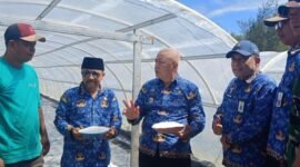 Ket foto. Bupati Malang, HM Sanusi didampingi Kepala Dinas Perikanan Victor Sembiring dan Kepala Desa Sumberoto Donomulyo saat panen garam tunel 