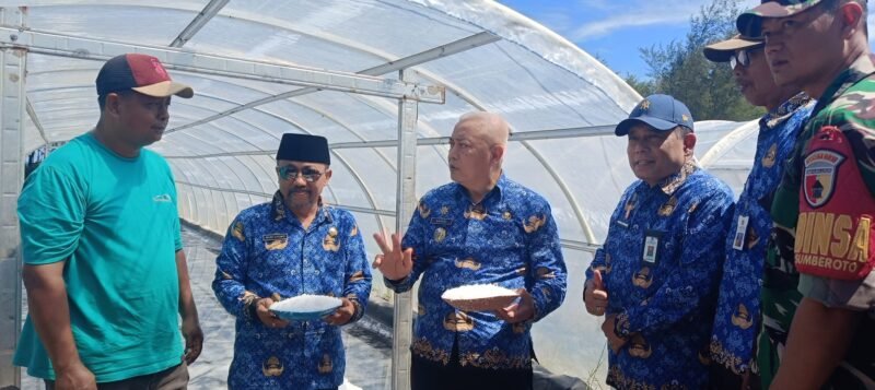 Ket foto. Bupati Malang, HM Sanusi didampingi Kepala Dinas Perikanan Victor Sembiring dan Kepala Desa Sumberoto Donomulyo saat panen garam tunel 