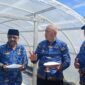 Ket foto. Bupati Malang, HM Sanusi didampingi Kepala Dinas Perikanan Victor Sembiring dan Kepala Desa Sumberoto Donomulyo saat panen garam tunel 