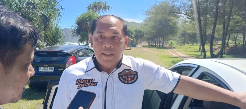 Ket foto. Presiden Malang Tahes Club (MTC), Yusron Virmansa sat diwawancara awak media 