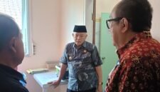 Ket foto. Bupati Malang, HM Sanusi saat berdiskusi dengan Kepala Dinas Kesehatan, drg. Wiyanto Wijoyo (membelakangi lensa) terkait pelayanan sarana dan prasarana kesehatan di Puskesmas 