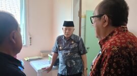 Ket foto. Bupati Malang, HM Sanusi saat berdiskusi dengan Kepala Dinas Kesehatan, drg. Wiyanto Wijoyo (membelakangi lensa) terkait pelayanan sarana dan prasarana kesehatan di Puskesmas 