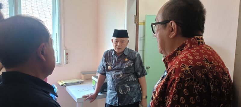 Ket foto. Bupati Malang, HM Sanusi saat berdiskusi dengan Kepala Dinas Kesehatan, drg. Wiyanto Wijoyo (membelakangi lensa) terkait pelayanan sarana dan prasarana kesehatan di Puskesmas 