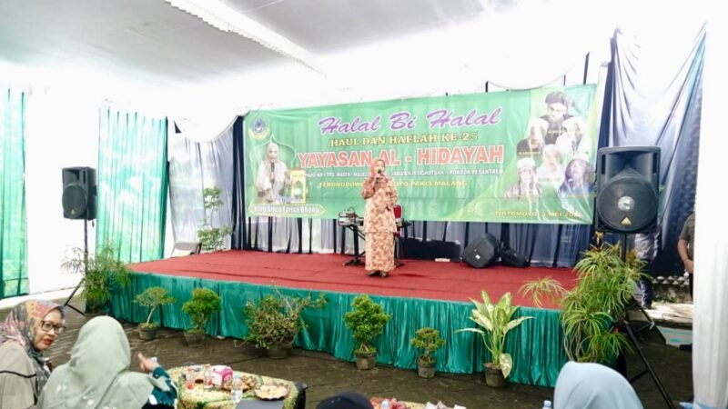 Ket foto. Wakil Bupati Malang Hj Lathifah Shohib saat menghadiri acara halal bihalal di Yayasan Al Hidayah Pakis