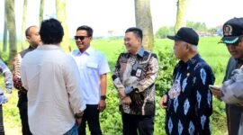 Ket foto. Bupati Malang, HM Sanusi (topi hitam) didampingi Sekretaris Daerah, Budiar Anwar dan beberapa anggota DPRD kabupaten Malang serta pimpinan Bank Jatim cabang Kepanjen saat berdialog pembahasan titik lokasi alun alun Kepanjen 