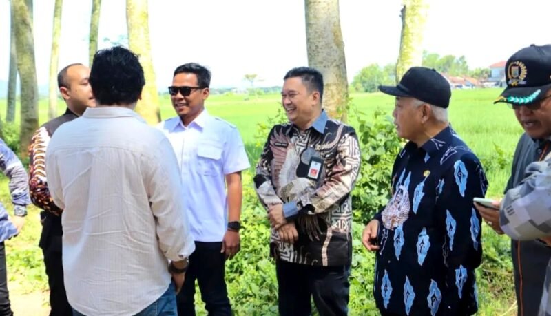 Ket foto. Bupati Malang, HM Sanusi (topi hitam) didampingi Sekretaris Daerah, Budiar Anwar dan beberapa anggota DPRD kabupaten Malang serta pimpinan Bank Jatim cabang Kepanjen saat berdialog pembahasan titik lokasi alun alun Kepanjen 