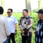 Ket foto. Bupati Malang, HM Sanusi (topi hitam) didampingi Sekretaris Daerah, Budiar Anwar dan beberapa anggota DPRD kabupaten Malang serta pimpinan Bank Jatim cabang Kepanjen saat berdialog pembahasan titik lokasi alun alun Kepanjen 