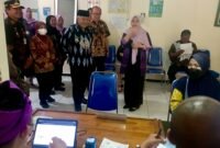 Ket foto. Bupati Malang, HM Sanusi didampingi Kepala Puskesmas Kepanjen saat meninjau ruang pelayanan 