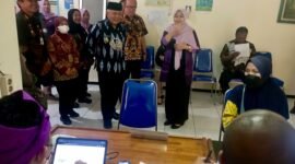 Ket foto. Bupati Malang, HM Sanusi didampingi Kepala Puskesmas Kepanjen saat meninjau ruang pelayanan 