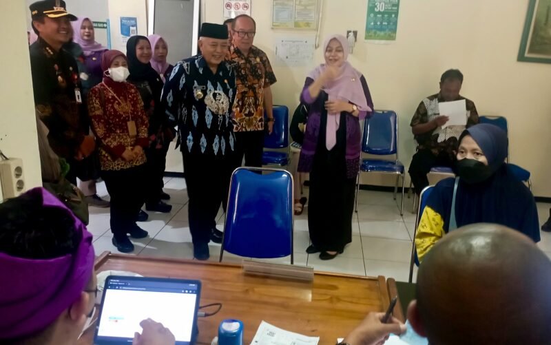 Ket foto. Bupati Malang, HM Sanusi didampingi Kepala Puskesmas Kepanjen saat meninjau ruang pelayanan 