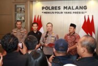 Ket foto. Kapolres Malang Muhammad Taat Resdi bersama jajarannya saat melakukan konferensi pers 