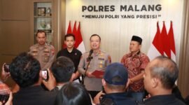 Ket foto. Kapolres Malang Muhammad Taat Resdi bersama jajarannya saat melakukan konferensi pers 
