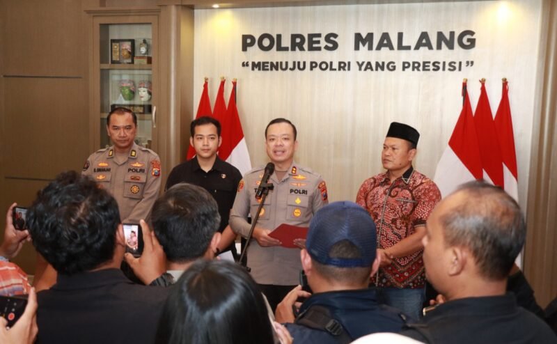 Ket foto. Kapolres Malang Muhammad Taat Resdi bersama jajarannya saat melakukan konferensi pers 