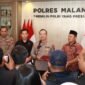 Ket foto. Kapolres Malang Muhammad Taat Resdi bersama jajarannya saat melakukan konferensi pers 
