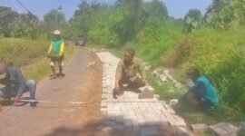 Kepala Desa Oro-oro Ombo Wetan, Gus Amin Bersama Warga Saat Pemasangan Paving