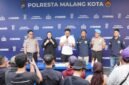 Ket foto. Kasat Reskrim Polresta Malang Kota AKP Rahmad Aji Prabowo didampingi Kasi Humas Ipda Lukman Sobhikin saat konferensi pers di depan Ballroom Sanika Satyawada.
