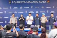 Ket foto. Kasat Reskrim Polresta Malang Kota AKP Rahmad Aji Prabowo didampingi Kasi Humas Ipda Lukman Sobhikin saat konferensi pers di depan Ballroom Sanika Satyawada.