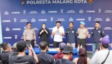 Ket foto. Kasat Reskrim Polresta Malang Kota AKP Rahmad Aji Prabowo didampingi Kasi Humas Ipda Lukman Sobhikin saat konferensi pers di depan Ballroom Sanika Satyawada.