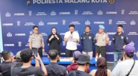 Ket foto. Kasat Reskrim Polresta Malang Kota AKP Rahmad Aji Prabowo didampingi Kasi Humas Ipda Lukman Sobhikin saat konferensi pers di depan Ballroom Sanika Satyawada.