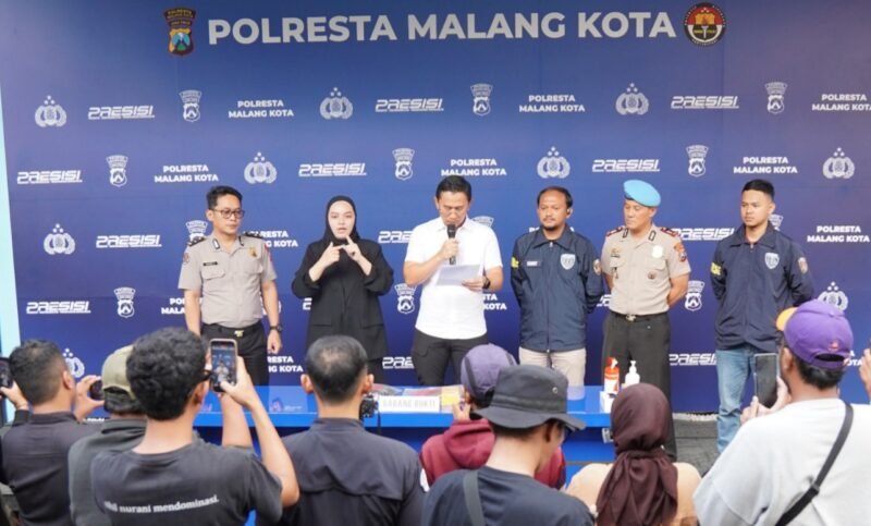 Ket foto. Kasat Reskrim Polresta Malang Kota AKP Rahmad Aji Prabowo didampingi Kasi Humas Ipda Lukman Sobhikin saat konferensi pers di depan Ballroom Sanika Satyawada.