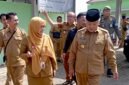 Ket foto. Bupati Malang, HM Sanusi didampingi Kepala Puskesmas Pakis, drg. Prima Puspito Rini saat meninjau sarana dan prasarana 
