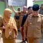 Ket foto. Bupati Malang, HM Sanusi didampingi Kepala Puskesmas Pakis, drg. Prima Puspito Rini saat meninjau sarana dan prasarana 

