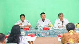 Ket foto. Kepala Bakorwil Malang, Asep Kusdinar, saat memberikan pengarahan dalam rapat koordinasi relokasi TPS Kaliwaron