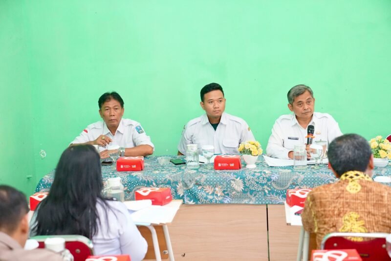 Ket foto. Kepala Bakorwil Malang, Asep Kusdinar, saat memberikan pengarahan dalam rapat koordinasi relokasi TPS Kaliwaron