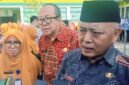 Ket foto. Bupati Malang, HM Sanusi didampingi Kepala Dinas Kesehatan dan Kepala Puskesmas Pakisaji saat diwawancara awak media usai meninjau pelayanan kesehatan 