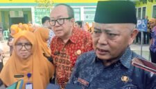 Ket foto. Bupati Malang, HM Sanusi didampingi Kepala Dinas Kesehatan dan Kepala Puskesmas Pakisaji saat diwawancara awak media usai meninjau pelayanan kesehatan 