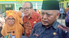 Ket foto. Bupati Malang, HM Sanusi didampingi Kepala Dinas Kesehatan dan Kepala Puskesmas Pakisaji saat diwawancara awak media usai meninjau pelayanan kesehatan 