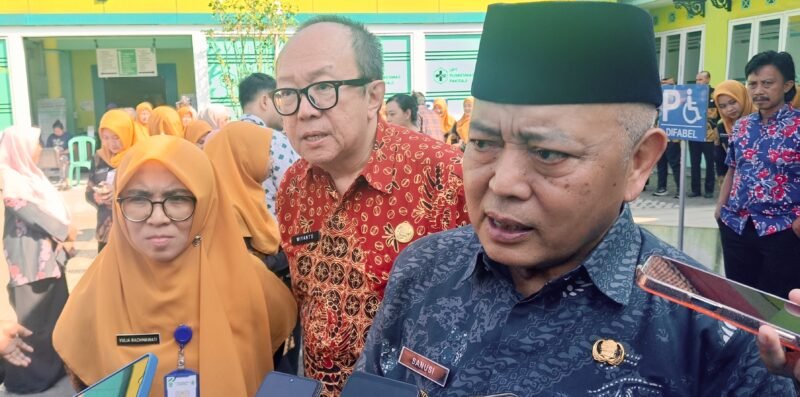 Ket foto. Bupati Malang, HM Sanusi didampingi Kepala Dinas Kesehatan dan Kepala Puskesmas Pakisaji saat diwawancara awak media usai meninjau pelayanan kesehatan 