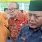 Ket foto. Bupati Malang, HM Sanusi didampingi Kepala Dinas Kesehatan dan Kepala Puskesmas Pakisaji saat diwawancara awak media usai meninjau pelayanan kesehatan 
