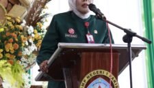 Kepala Sekolah SMPN 1 Pakis, Dra. Nurus Solehati