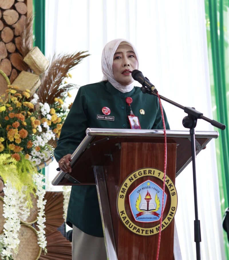 Kepala Sekolah SMPN 1 Pakis, Dra. Nurus Solehati