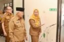 Ket foto. Bupati Malang, HM Sanusi didampingi Kepala Dinas Kesehatan dan Kepala Puskesmas Wonokerto Bantur saat meninjau ruang pelayanan kesehatan 